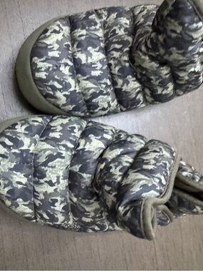 The North Face Kids Camouflage Puffer Slippers - Olive/Black